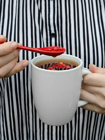 Кружка с ложкой, белая с белой