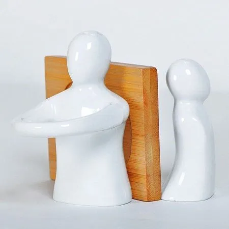 Набор  "Объятия": солонка и перечница в подарочной упаковке