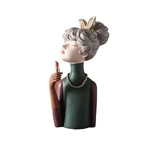 Статуэтка  "Девушка с помадой" 