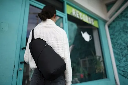 Рюкзак-слинг Renew из rPET AWARE™