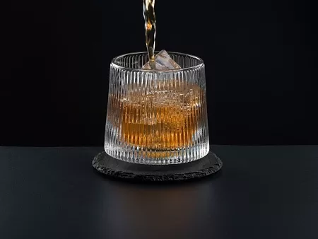 Вращающийся бокал для виски на сланцевом костере Ventura