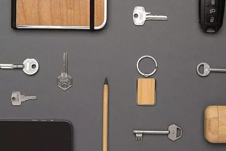 Брелок из переработанного цинка и бамбука с подвеской RCS