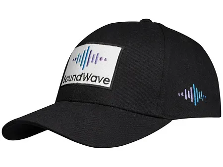 Коробка с образцами бейсболок из переработанных материалов