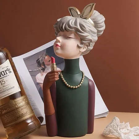 Статуэтка  "Девушка с помадой" 