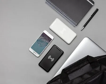 Ультратонкий беспроводной внешний аккумулятор на 4 000 мАч