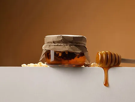 Мед с сосновыми шишками и кедровыми орехами