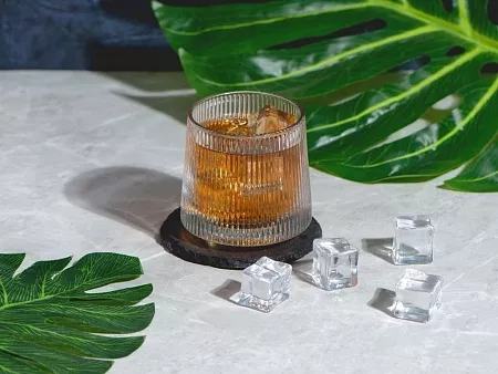 Вращающийся бокал для виски на сланцевом костере Ventura