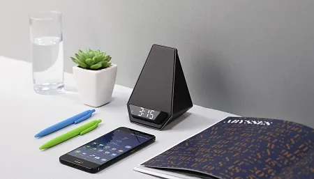 Настольные часы "Smart Pyramid" с bluetooth колонкой (3Вт) и беспроводным (15W) зарядным устройством, с подсветкой логотипа