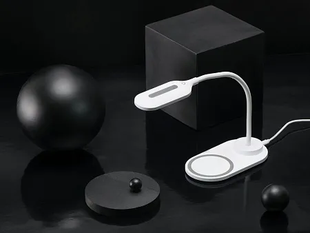 Настольный светильник с беспроводной зарядкой Flamp