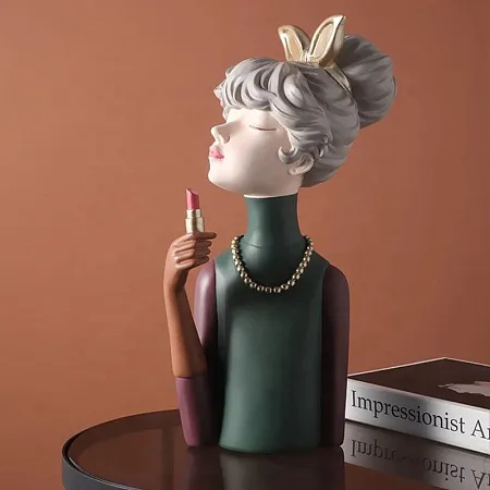 Статуэтка  "Девушка с помадой" 