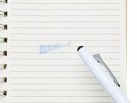 Пластиковая шариковая ручка пиши-стирай InkShift