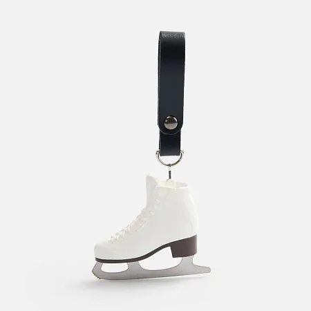 Брелок «Фигурный конек», белый
