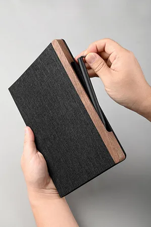 Блокнот с ручкой в ореховом магнитном пенале