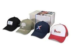 Коробка с образцами бейсболок из переработанных материалов