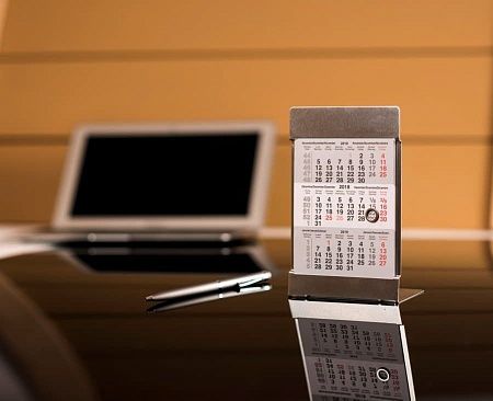 Календарь настольный на 2 года; размер 18*11,5 см, цвет- серебро, сталь