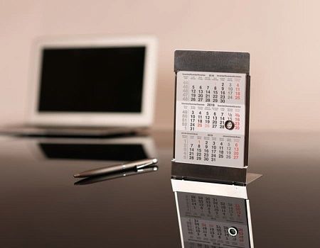 Календарь настольный на 2 года; размер 18*11,5 см, цвет- серебро, сталь
